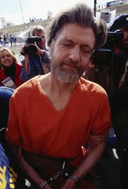 Policiais conduzem Theodore Kaczynski, o Unabomber, ao tribunal em 1996.