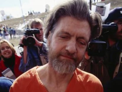 Policiais conduzem Theodore Kaczynski, o Unabomber, ao tribunal em 1996.