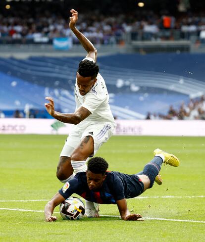 Éder Militão, arriba, en una jugada con Alex Balde.