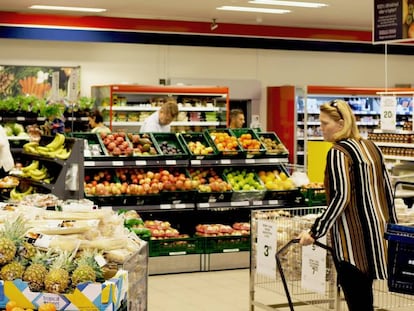 Dinamarqueses fazem compras em um supermercado.