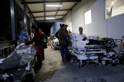 Pelo menos duas pessoas morreram no estado mexicano de Chiapas como consequência do terremoto segundo informou o secretário de Governo do México, Miguel Ángel Osorio Chong. Na imagem, familiares e pacientes do lado de fora de um hospital em Puebla (México).