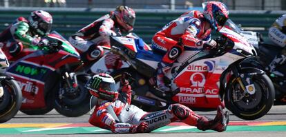 Jorge Lorenzo se cae en la primera curva.