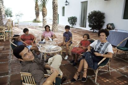 Agosto de 1976. Adolfo Suárez y su esposa Amparo Illana posan junto a sus hijos Javier, Laura, Marian, Adolfo y Sonsoles para la revista francesa 'Paris Match'.