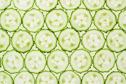 <p>Muchos atribuyen a los productos con las etiquetas "bio" o "eco" mayores beneficios que los que no lo llevan. Creemos que estos alimentos han sido plantados de forma más natural y <a href="https://elpais.com/elpais/2016/12/15/buenavida/1481801597_706486.html" target="_blank">tendemos a pensar que no se han utilizado pesticidas</a> como en la agricultura convencional y otros productos químicos. Pero, ¿quiere esto decir que realmente son mejores para nuestra salud?</p> <p>"<strong>No existe evidencia científica de que los alimentos ecológicos sean más nutritivos</strong> y saludables. Aunque es cierto que <a href="https://ec.europa.eu/agriculture/organic/eu-policy/eu-rules-on-production/legal-frame_en" rel="nofollow" target="_blank">en la agricultura ecológica no está permitido el uso de productos de síntesis</a>, se puede utilizar algunos plaguicidas y productos fitosanitarios bajo condiciones como la gestión de plagas, enfermedades y malas hierbas", observa Marian García.</p> <p>"En los cultivos 'bio' se autorizan algunos pesticidas naturales, como el sulfato de cobre o el caolín (con aluminio), entre otros. <strong>Estas sustancias no son inocuas, su acumulación puede ser igual o más tóxica que algunos de los pesticidas llamado 'sintéticos</strong>", añade Àlex Pérez.</p> <p>No hay que confundir, como sugiere este experto, el hecho de asociar propiedades saludables a que nos seduzca la idea de apostar por la agricultura de proximidad. "Lo que más suele seducir de los alimentos ecológicos es la producción de proximidad y beneficiar a pequeño agricultores de nuestro entorno. Y mantener la diversidad de las variedades, por cultura gastronómica y porque rescatando algún gen de una variedad, quizá se puedan crear nuevas variedades con una mayor riqueza vitamínica o más resistente a ciertas enfermedades vegetales", subraya este nutricionista, que aboga por comprar tomates ecológicos de Almería y no aquellos que traen de Holanda y que tienen todos el mismo aspecto.</p>