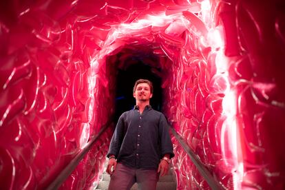 Fernando Pastor Troya, CEO de la galería Ikono en Madrid en una de las escaleras que comunica las salas. 