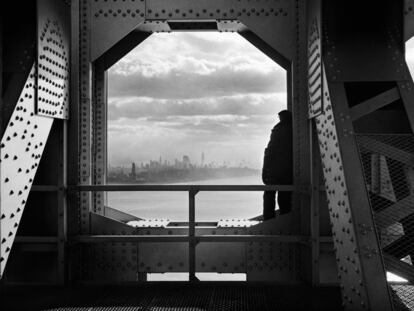 Un hombre mira al río Hudson desde la torre Nueva York del puente George Washington, el 22 de diciembre de 1936, con el 'skyline' de la ciudad en el horizonte (Foto: New York City Municipal Archives).