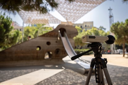 En la imagen un termómetro para medir confort térmico en el parque infantil de la Calle Industria de Barcelona. Massimiliano Minocri