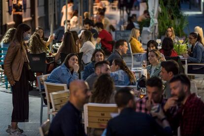 Gente en las terrazadas de un bar en el barrio de Russafa, una de las zonas de ocio de la capital.