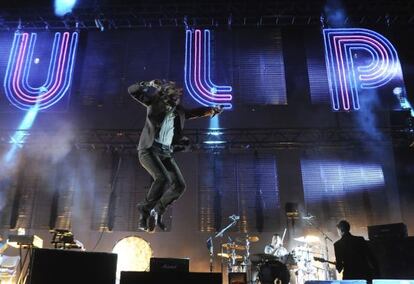 El cantante del grupo británico Pulp, Jarvis Cocker, en su actuación anoche en el Festival Estrella Levante SOS 4.8, en Murcia.