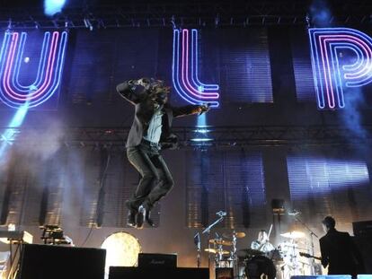 El cantante del grupo brit&aacute;nico Pulp, Jarvis Cocker, en su actuaci&oacute;n anoche en el Festival Estrella Levante SOS 4.8, en Murcia.