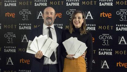 javier Cámara y Natalia de Molina durante la presentación de los candidatos a los Goya de este año con el panel de patrocinadores detrás.