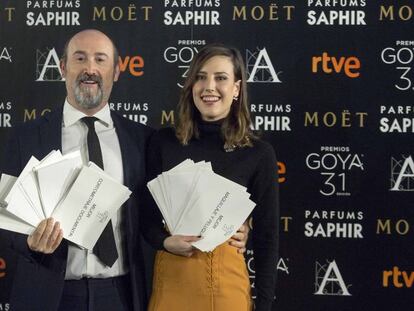 javier C&aacute;mara y Natalia de Molina durante la presentaci&oacute;n de los candidatos a los Goya de este a&ntilde;o con el panel de patrocinadores detr&aacute;s.  