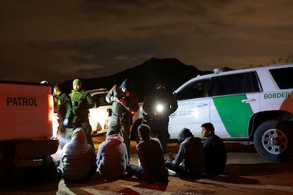 Agentes de la Patrulla Fronteriza de Estados Unidos detienen a migrantes en Sunland Park, Nuevo Mxico, el 4 de noviembre de 2024.