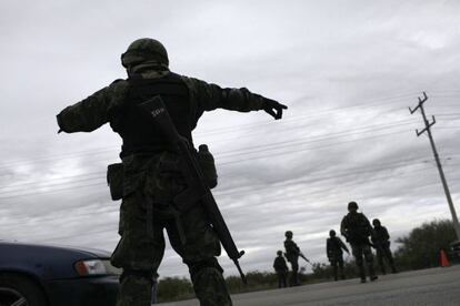 Un soldado en un ret&eacute;n en San Fernando, en Tamaulipas.