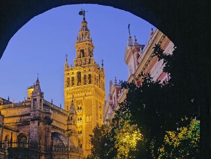 Al caer la noche, surge una ciudad distinta. Y menos calurosa.