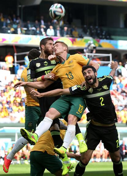 Sergio Ramos y Raúl Albiol pelean por un balón aéreo con el jugador australiano Oliver Bozanic.