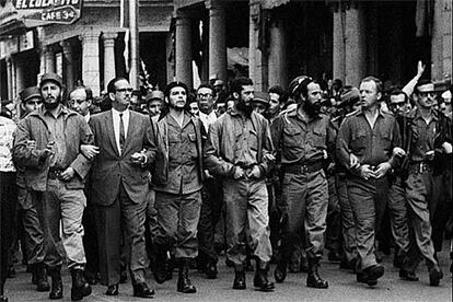 El comandante Fidel (primero por la izquierda), en una manifestación procastrista en 1960, junto al Che (tercero por la izquierda).