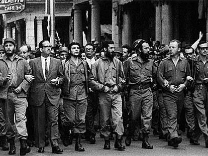 El comandante Fidel (primero por la izquierda), en una manifestación procastrista en 1960, junto al Che (tercero por la izquierda).