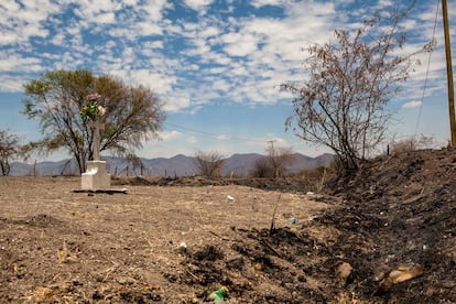 Tumba en una cuneta de la carretera a Tuxcacuesco