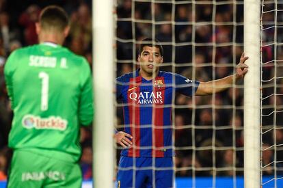 Luis Suárez frente al portero del Celta de Vigo, Sergio Álvarez.