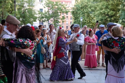 Una pareja participa en el Concurso de Chotis y Pasodoble durante las Fiestas de la Paloma de 2022.