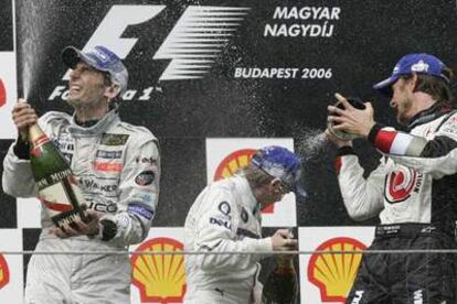 De la Rosa, Heidfield y Button, celebran su segundo, tercero y primer puesto respectivamente en el Gran Premio de Hungría.