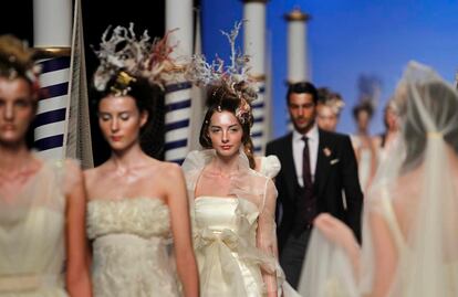 Varios modelos muestran vestidos nupciale de los diseñadores Victorio&Lucchino, durante el pase de su colección esta tarde en la segunda jornada de la Pasarela Gaudí Novias que se celebra en Barcelona.