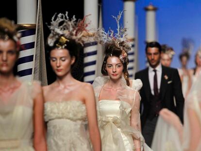 Varios modelos muestran vestidos nupciale de los diseñadores Victorio&Lucchino, durante el pase de su colección esta tarde en la segunda jornada de la Pasarela Gaudí Novias que se celebra en Barcelona.