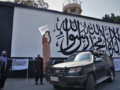 Mural pintado por los talibanes con el que han cubierto el anterior, del grupo afgano ArtLords, en el muro de la embajada de Estados Unidos.