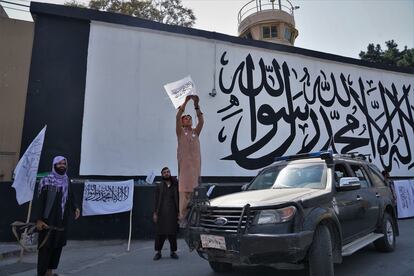 Mural pintado por los talibanes con el que han cubierto el anterior, del grupo afgano ArtLords, en el muro de la embajada de Estados Unidos.