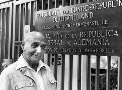 Juan Pujol, frente a la Embajada alemana, en 1984.