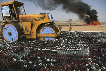 Las autoridades paquistaníes aplastan botellas de alcohol confiscadas y queman drogas en Karachi, Pakistán. La Fuerza Antinarcóticos Paquistaní está tomando medidas estrictas para detener el tráfico de drogas en las zonas tribales de Afganistán y Pakistán.