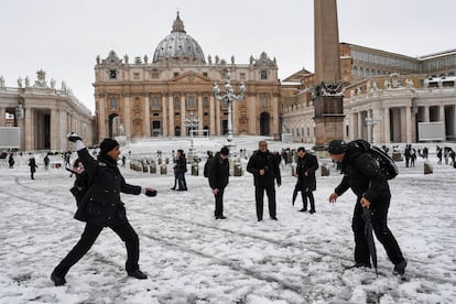 Turistas juegan con bolas de nieve en la Plaza de San Pedro en el Vaticano (Italia), el 26 de febrero de 2018.