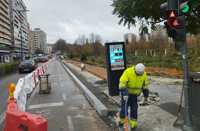 Un operario trabaja en la retirada de parte del carril bici de la avenida de Isabel la Católica de Valladolid, hace unos días.