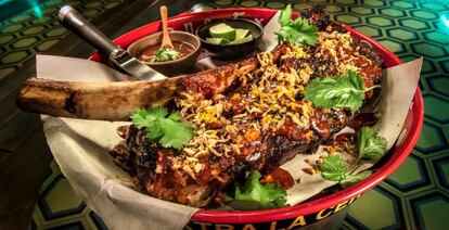 Machete de res norteño tatemado a la brasa con salsa de chiles y laqueado con salsa de chiles.