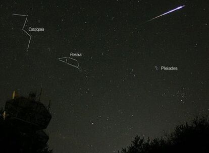 Imagen de un meteoro (la estela incandescente) que deja tras su paso el meteoroide (partícula que atraviesa la atmósfera terrestre). Aparecen señaladas las constelaciones de Casiopea y Perseo; ésta última es la que da nombre a la lluvia de estrellas de las Perseidas.