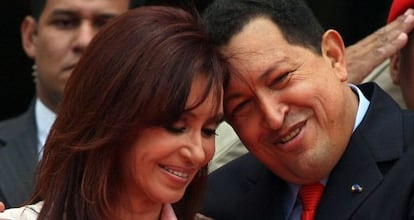 El fallecido presidente venezolano Hugo Ch&aacute;vez junto a su hom&oacute;loga argentina, Cristina Kirchner en Caracas en 2008. 