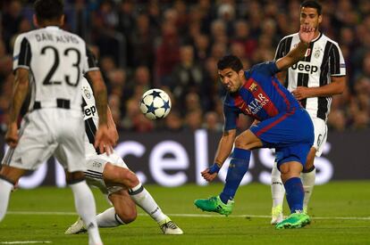 Luis Suárez (segundo por la derecha) golpea el balón ante la mirada de los jugadores de la Juventus.