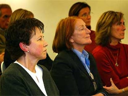 De izquierda a derecha, Montserrat Sans, viuda de Martí i Pol; Rosa Regàs, y Anna Sallés, viuda de Vázquez Montalbán.