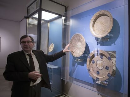 Jaume Coll muestra una vajilla del siglo XV en un nuevo panel del Museo Nacional de Cerámica.