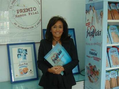 Paloma Frial, presidenta del grupo Frial, junto a los productos cárnicos que elabora la firma.