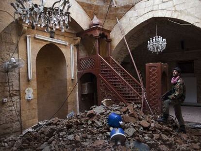 Un soldado rebelde en una mezquita del casco hist&oacute;rico de Alepo, da&ntilde;ada por la artiller&iacute;a.
