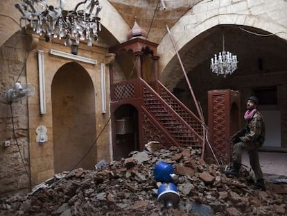 Un soldado rebelde en una mezquita del casco hist&oacute;rico de Alepo, da&ntilde;ada por la artiller&iacute;a.