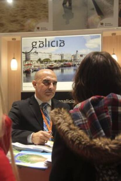 Un stand de la Feria Internacional de Turismo de Moscú (MITT 2014) ofrece información a los visitantes sobre Galicia, que desvela sus misterios milenarios y apuesta por el Camino de Santiago para abrirse al pujante sector de viajeros rusos en la segunda jornada de la feria que se celebra en la capital rusa.