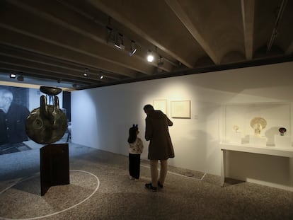 Sala sobre el proceso creativo de Miró en la Fundación Barrié de A Coruña, con la escultura 'Tête de femme' a la izquierda.