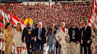 Luiz Inácio Lula da Silva – flanked by Indigenous leaders, ministers and, on the far left, First Lady Rosángela da Silva – walks before thousands of supporters at his third inauguration on January 1, 2023.