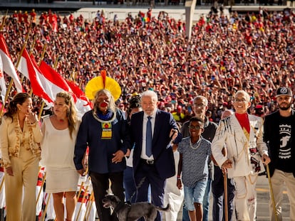 Luiz Inácio Lula da Silva – flanked by Indigenous leaders, ministers and, on the far left, First Lady Rosángela da Silva – walks before thousands of supporters at his third inauguration on January 1, 2023.