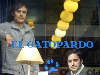 Gael García Bernal y Pablo Larraín, ayer en Madrid.