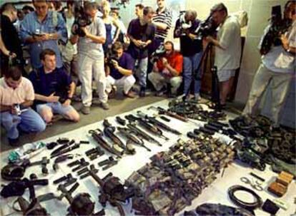La prensa fotografía las armas requisadas por la policía macedonia a la guerrilla albanesa en Skopje.