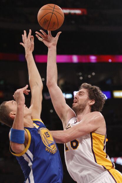 Gasol pelea por un balón con Adris Biedrins, de los Warriors.